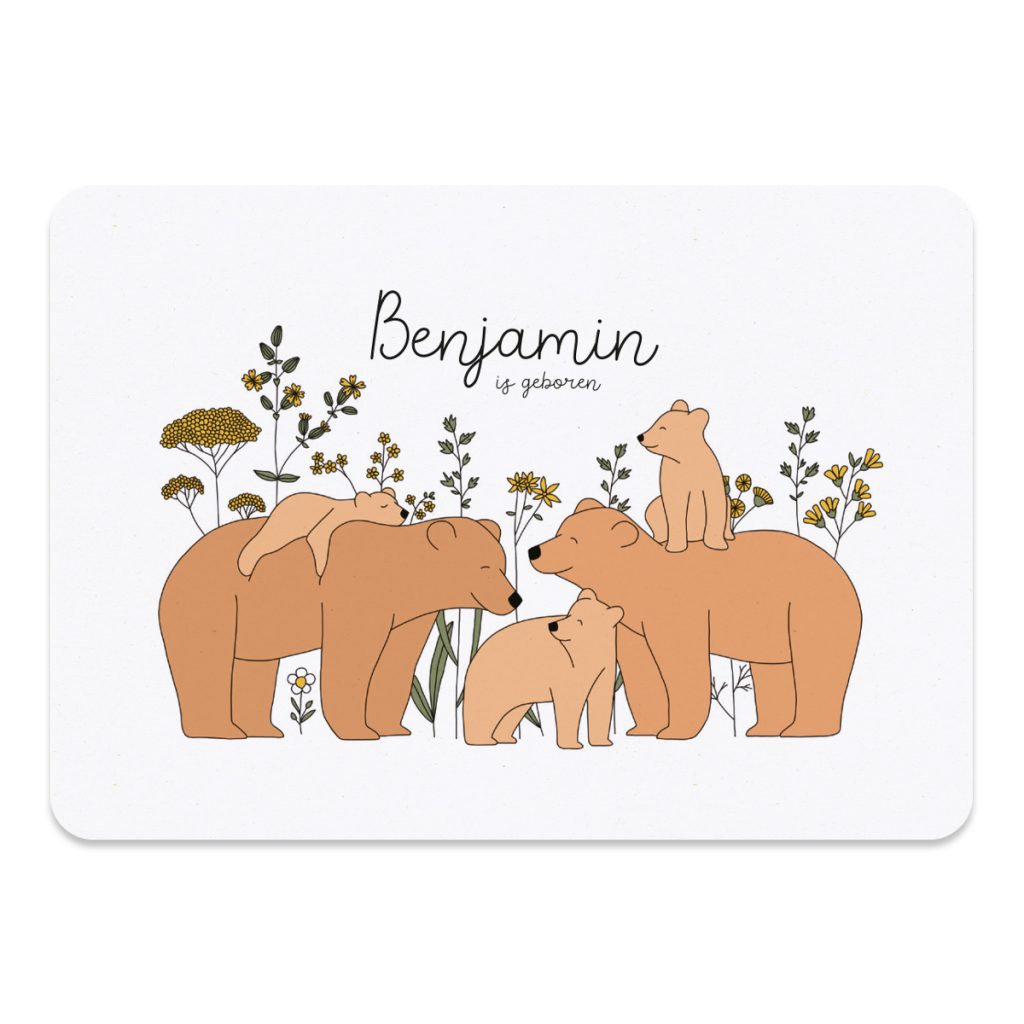 Het geboortekaartje familie beer met 3 kleine beertjes. Het kaartje wordt gedrukt op gerecycled papier. Dit geeft het kaartje een natuurlijke en zachte uitstraling.