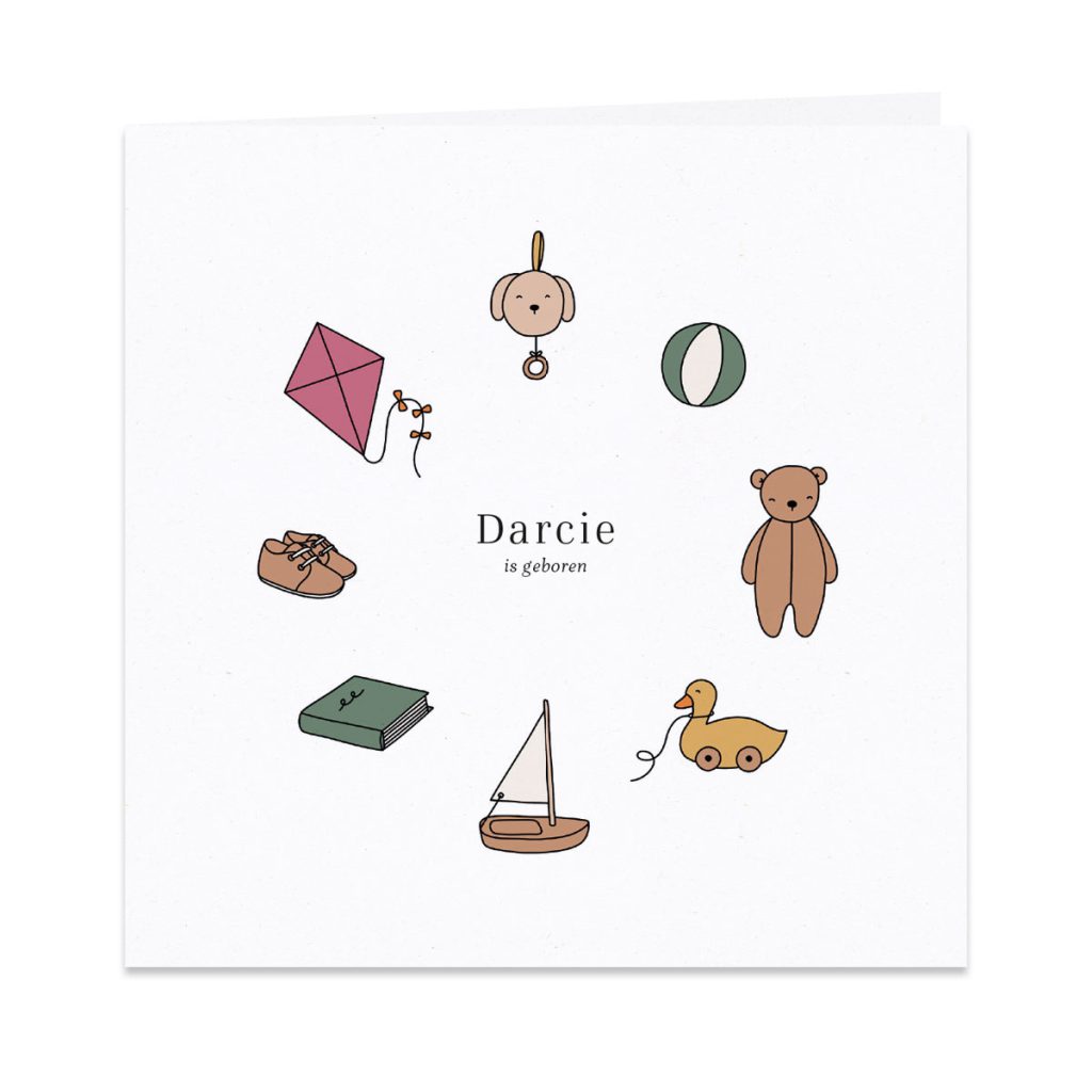 Een lief geboortekaartje met vrolijke kleine tekeningen van een vlieger, boek, bootje, schoentjes, knuffel beer, eendje en hondje.