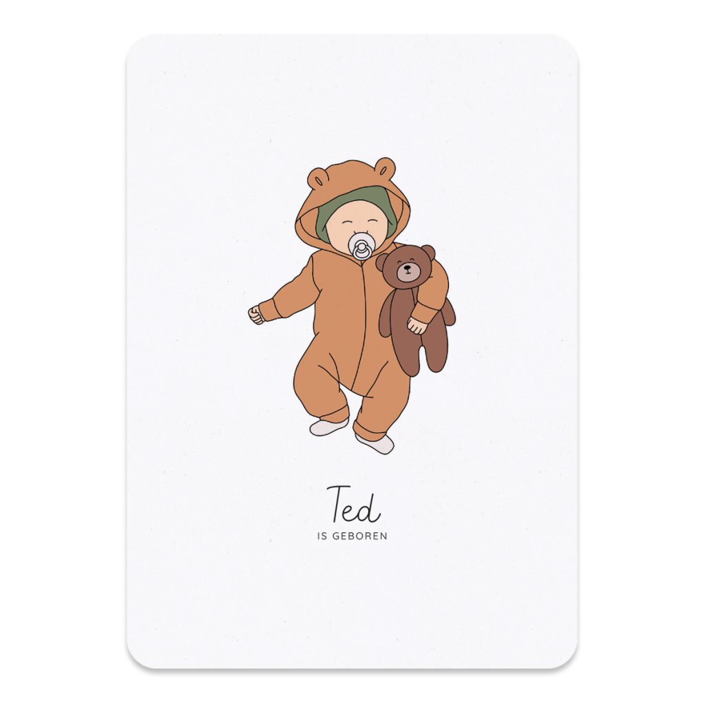 Een geboortekaartje met een beren thema. Een lief kindje in een berenpakje met een teddybeer onder zijn arm.